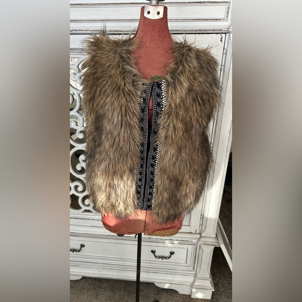 Miss Me Faux Fur/Cable Knit Vest with Beaded Accent (M)(NWT)